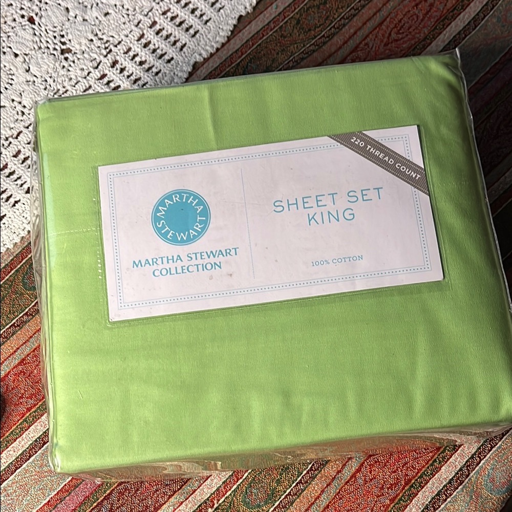 Martha Stewart KING 220 thread count 100 cotton percale solid lime green